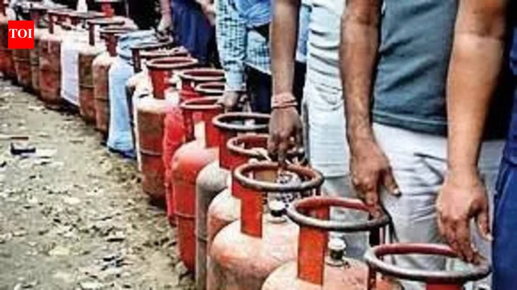 रेस्टॉरंट्स बिलांवर ‘गॅस अधिभार’ लावतात, सरकारी धनादेश असूनही काळाबाजार केल्याचा आरोप