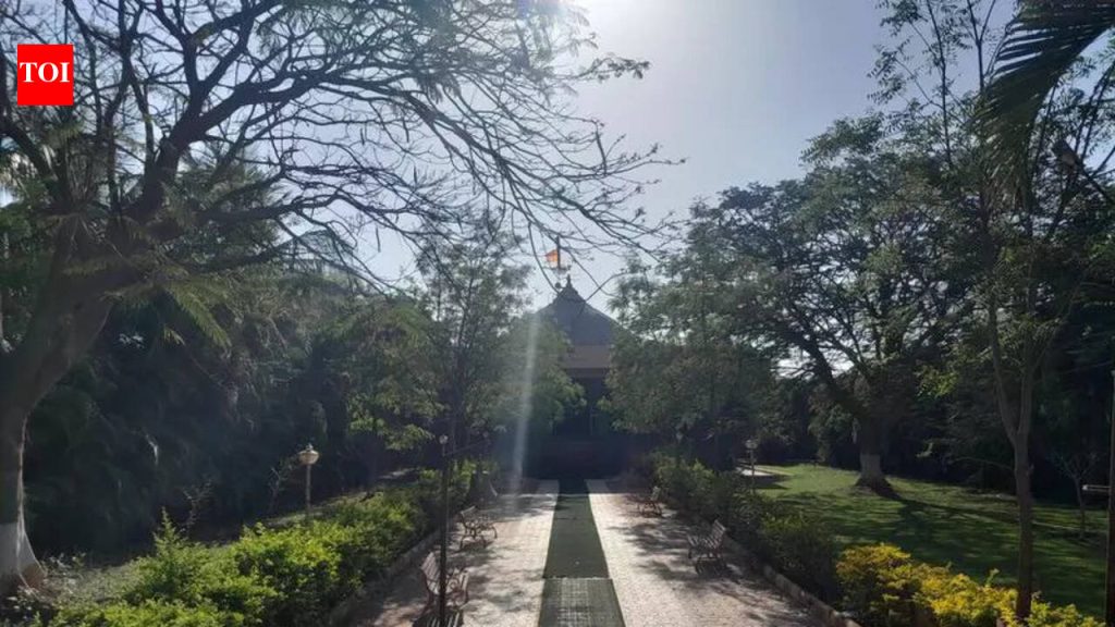 बलात्काराच्या आरोपी ज्योतिषाच्या मंदिरासाठी 2018 मध्ये 1.05 कोटी रुपये राज्य निधीमुळे वाद निर्माण झाला