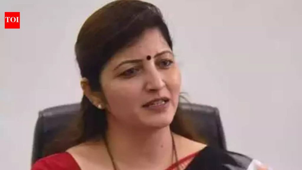 ज्योतिषी अशोक खरात यांच्यातील वादामुळे रुपाली चाकणकर यांनी राष्ट्रवादी काँग्रेस पार्टीच्या महिला अध्यक्षपदाचा राजीनामा दिला आहे.