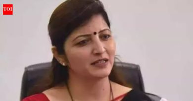 ज्योतिषी अशोक खरात यांच्यातील वादामुळे रुपाली चाकणकर यांनी राष्ट्रवादी काँग्रेस पार्टीच्या महिला अध्यक्षपदाचा राजीनामा दिला आहे.