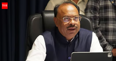 424 पुणे जिल्ह्यातील जमीन फेरफार प्रकरणांमध्ये गंभीर अनियमितता दिसून येते, असे महाराष्ट्राचे मंत्री चंद्रशेखर बावनकुळे यांनी म्हटले आहे.