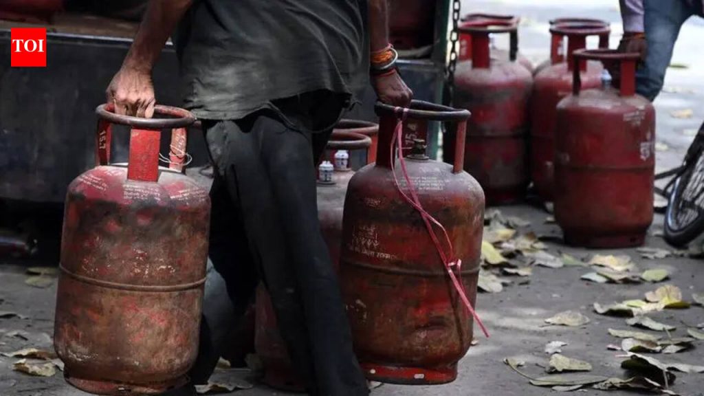 ‘वितरित’ म्हणून चिन्हांकित केले, परंतु प्राप्त झाले नाही: घरगुती एलपीजी सिलिंडर वापरकर्ते भूत वितरणाचा आरोप करतात, ओटीपी लॅप्समुळे ताजे रिफिल ब्लॉक होते