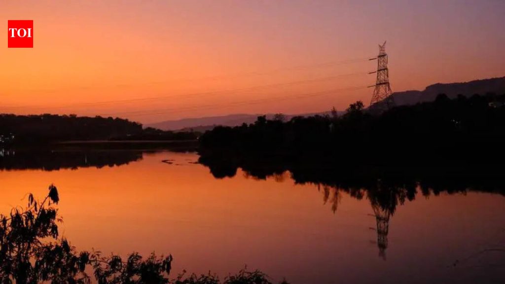 खडकवासला सर्कलमधील चार धरणांमध्ये गेल्या वर्षीच्या तुलनेत १.२ टीएमसी जास्त पाणीसाठा आहे, जे शहरासाठी जवळपास एक महिन्याच्या कोट्याइतकेच पाणी आहे