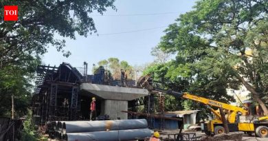 पुणे पोलिसांचे पत्र आल्यानंतर पीएमसीने साधू वासवानी पुलाच्या कामाला गती दिली, मात्र पावसाळ्यापूर्वी पूल तयार होण्याची शक्यता नाही; अंतिम मुदत ऑगस्टपर्यंत ढकलली