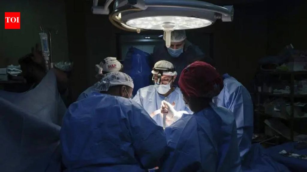 डॉक्टर दुर्मिळ लांब-सेगमेंट स्पाइनल कॉर्ड ट्यूमर काढून टाकतात ज्यामध्ये ब्रेनस्टेमचा समावेश होतो