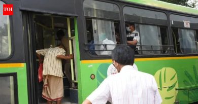 PMPML बसची लग्नपत्रिका दुकानावर धडक, कोणीही जखमी नाही