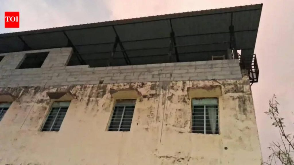 सातारा जिल्ह्यात मुसळधार पाऊस आणि वाऱ्यामुळे झेडपी शाळेची भिंत कोसळून ६५ वर्षीय महिलेचा मृत्यू झाला.