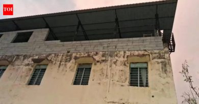 सातारा जिल्ह्यात मुसळधार पाऊस आणि वाऱ्यामुळे झेडपी शाळेची भिंत कोसळून ६५ वर्षीय महिलेचा मृत्यू झाला.