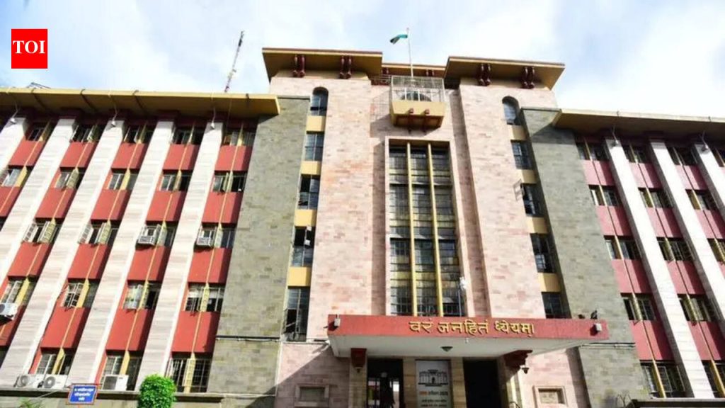 बेकायदा फलकांना आळा घालण्यासाठी पीएमसी होर्डिंग्जवर अनिवार्य QR कोड लागू करणार, उल्लंघन करणाऱ्यांवर कारवाईचा इशारा