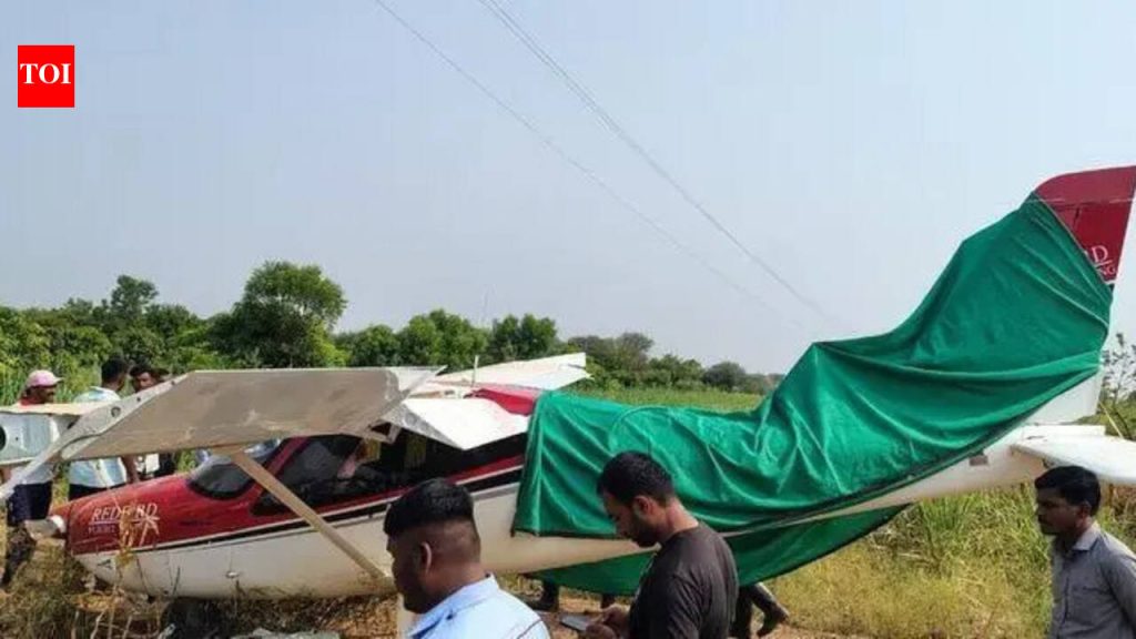 बारामती हवाई पट्टीजवळ प्रशिक्षण विमान कोसळले, पायलट किरकोळ जखमी होऊन बचावला